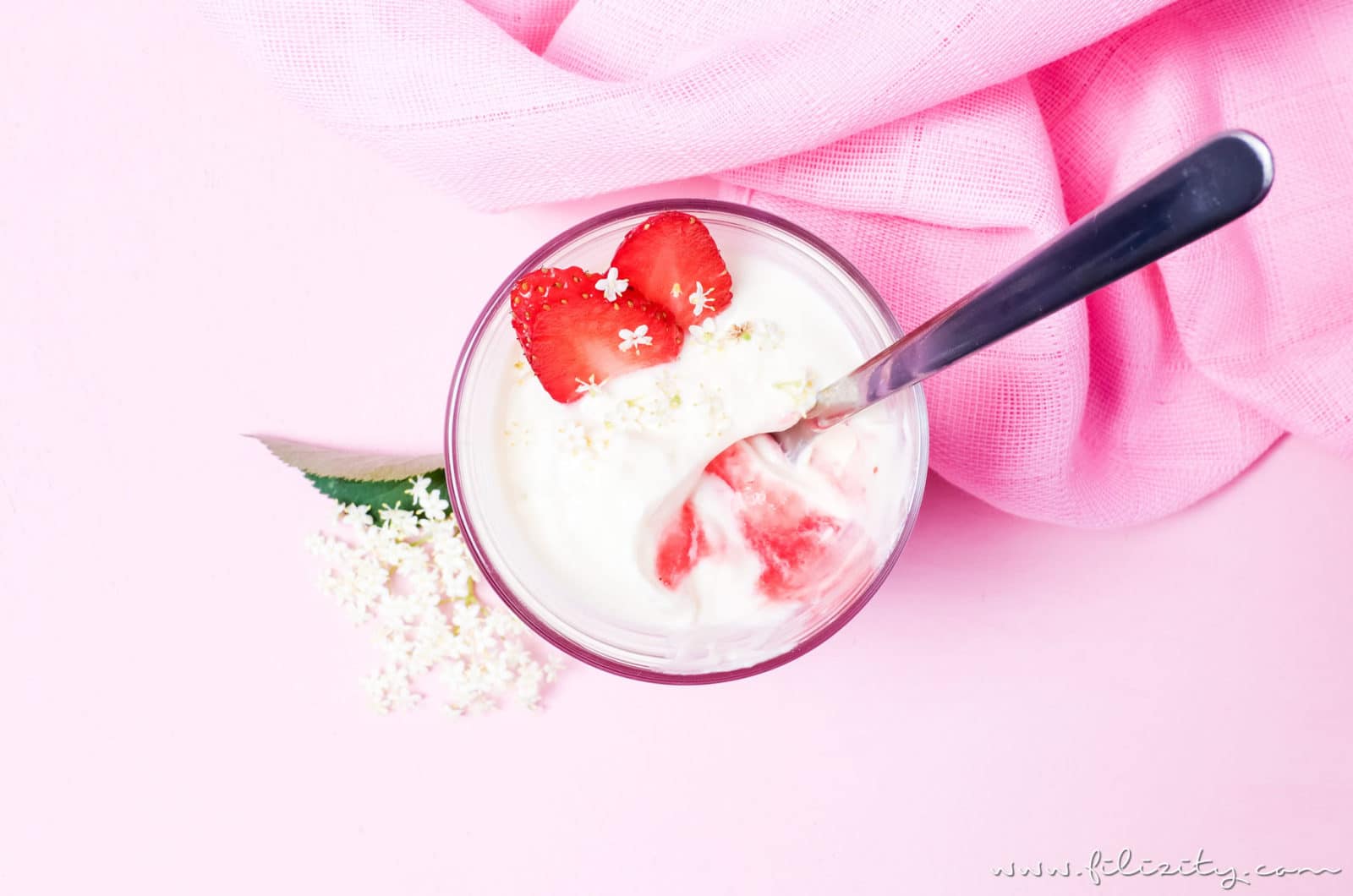 Holunderblüten-Creme mit Erdbeer-Swirl