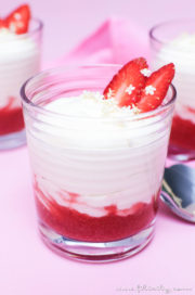 Holunderblüten-Creme mit Erdbeer-Swirl