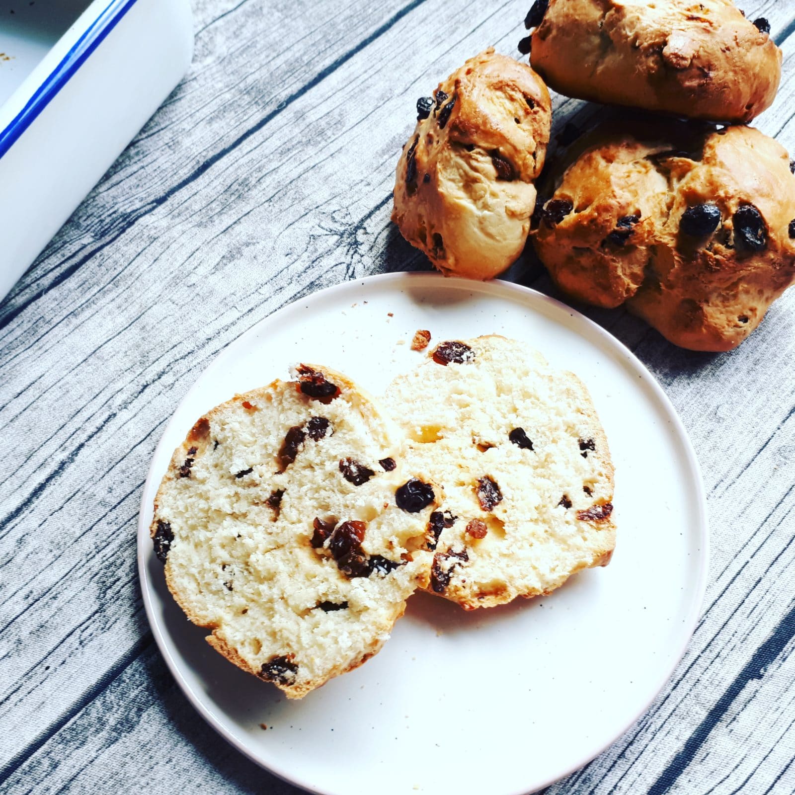Leckere und einfache Rosinenbrötchen aus Hefeteig