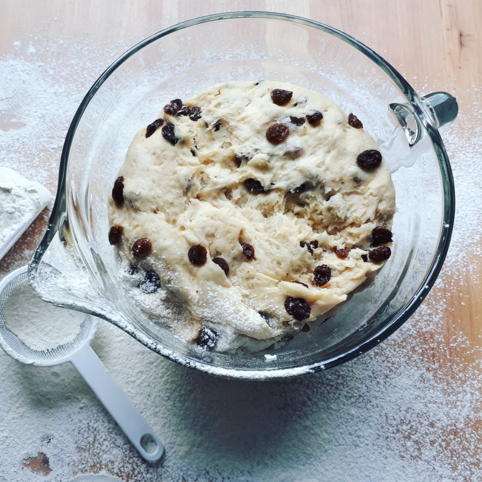 Leckere und einfache Rosinenbrötchen aus Hefeteig