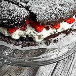 Schokoladentorte mit Chili, Erdbeeren und Granatapfel
