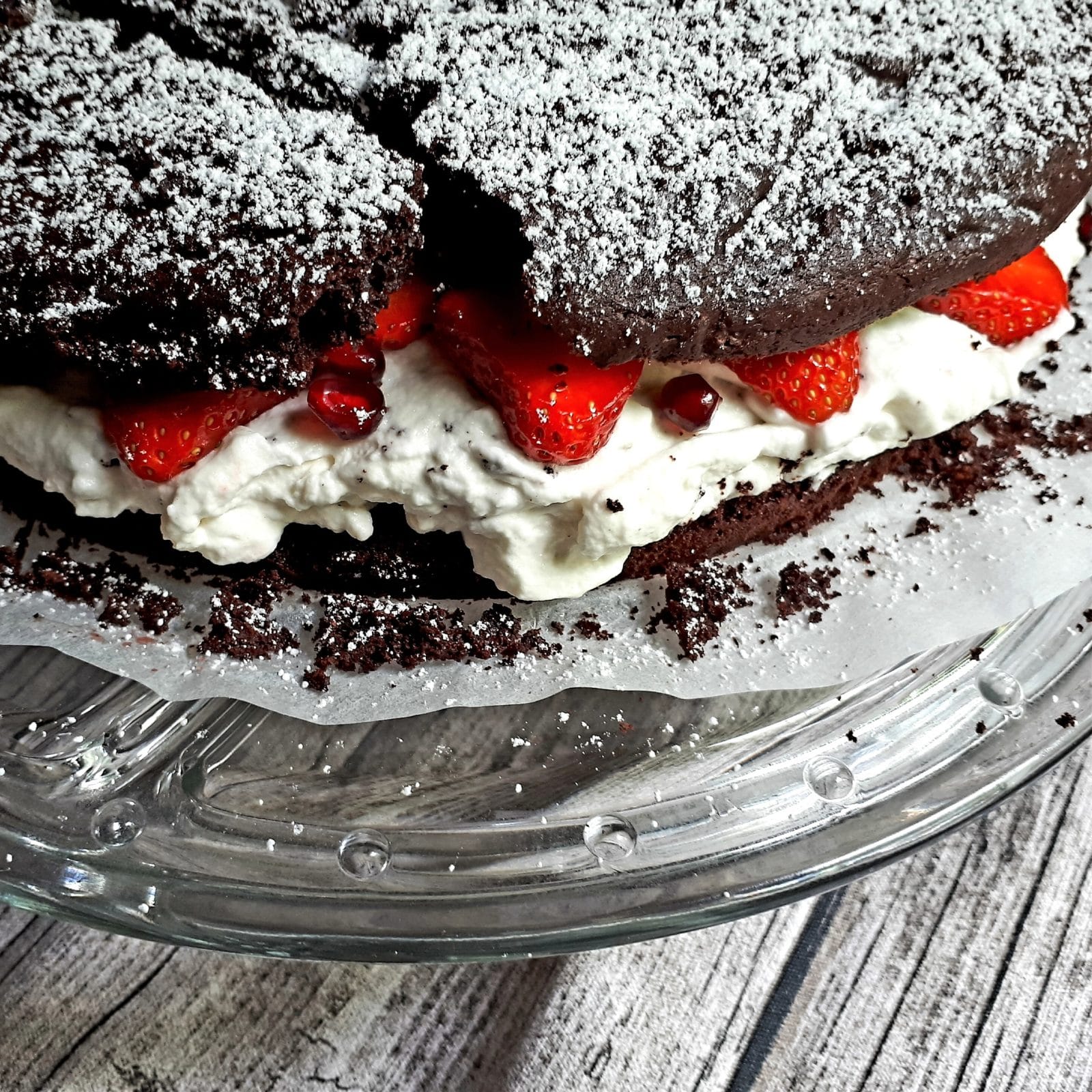 Schokoladentorte mit Chili, Erdbeeren und Granatapfel