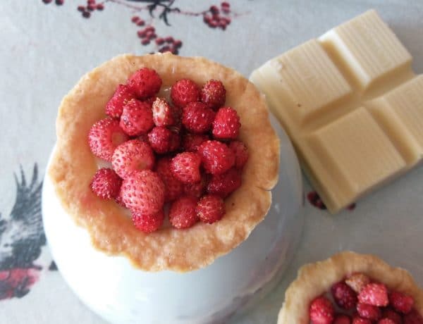 Walderdbeertörtchen mit weißer Schokoladencreme