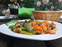 Paprika mit Balsamico- Kapern- Dressing