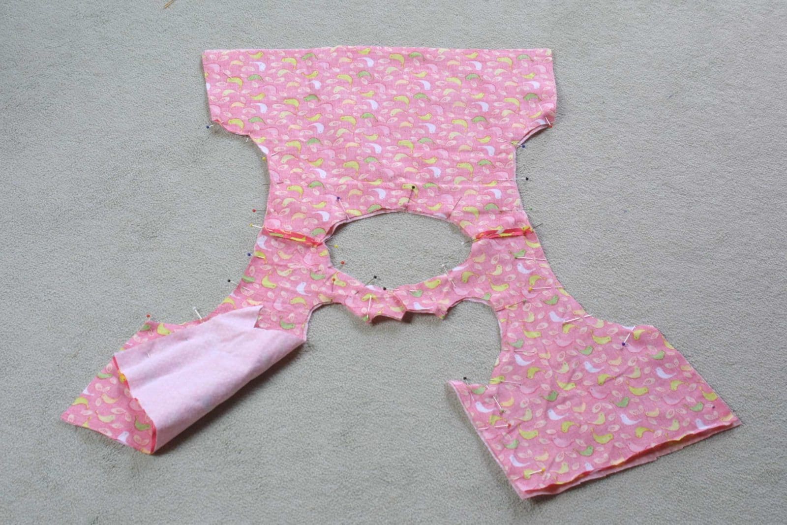 Rückenpartie Kinderkleid mit Herzausschnitt