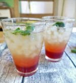Erdbeereistee mit Minze aus Erdbeersirup