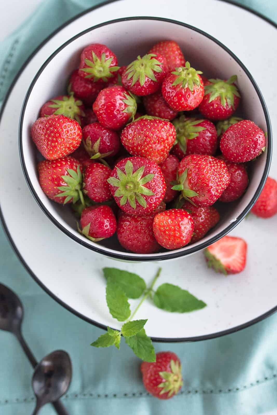Zum Dahinschmelzen: Einfaches Erdbeer-Joghurt-Parfait – ohne Ei