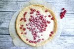 Kladdkaka mit weißer Schokolade und Johannisbeeren