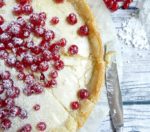 Kladdkaka mit weißer Schokolade und Johannisbeeren