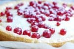 Kladdkaka mit weißer Schokolade und Johannisbeeren