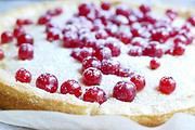 Kladdkaka mit weißer Schokolade und Johannisbeeren
