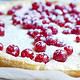 Kladdkaka mit weißer Schokolade und Johannisbeeren