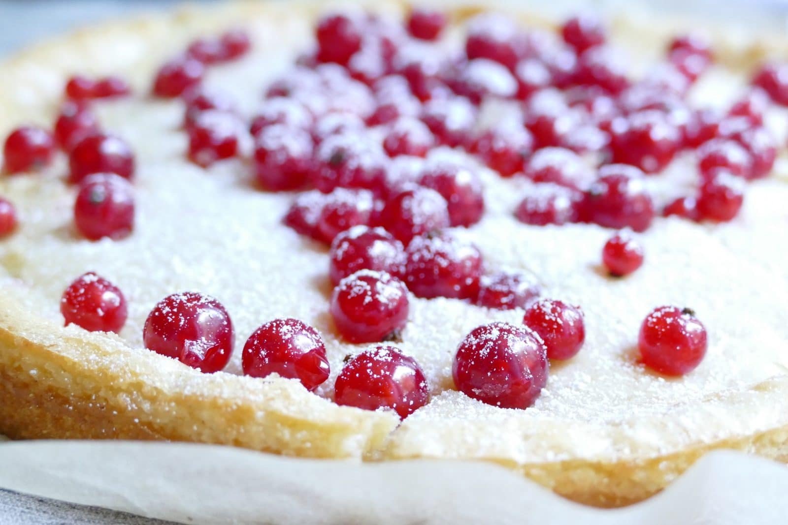 Kladdkaka mit weißer Schokolade und Johannisbeeren