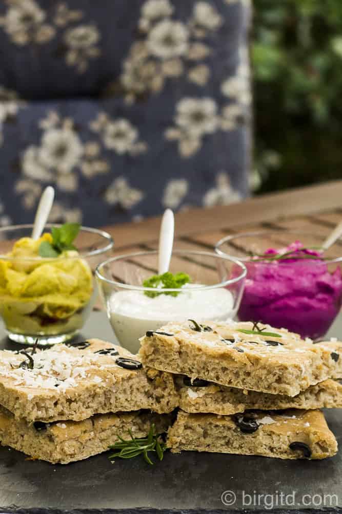Focaccia mit Oliven und dreierlei Dips [Birgit D]