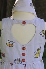 Rückenpartie Kinderkleid mit Herzausschnitt