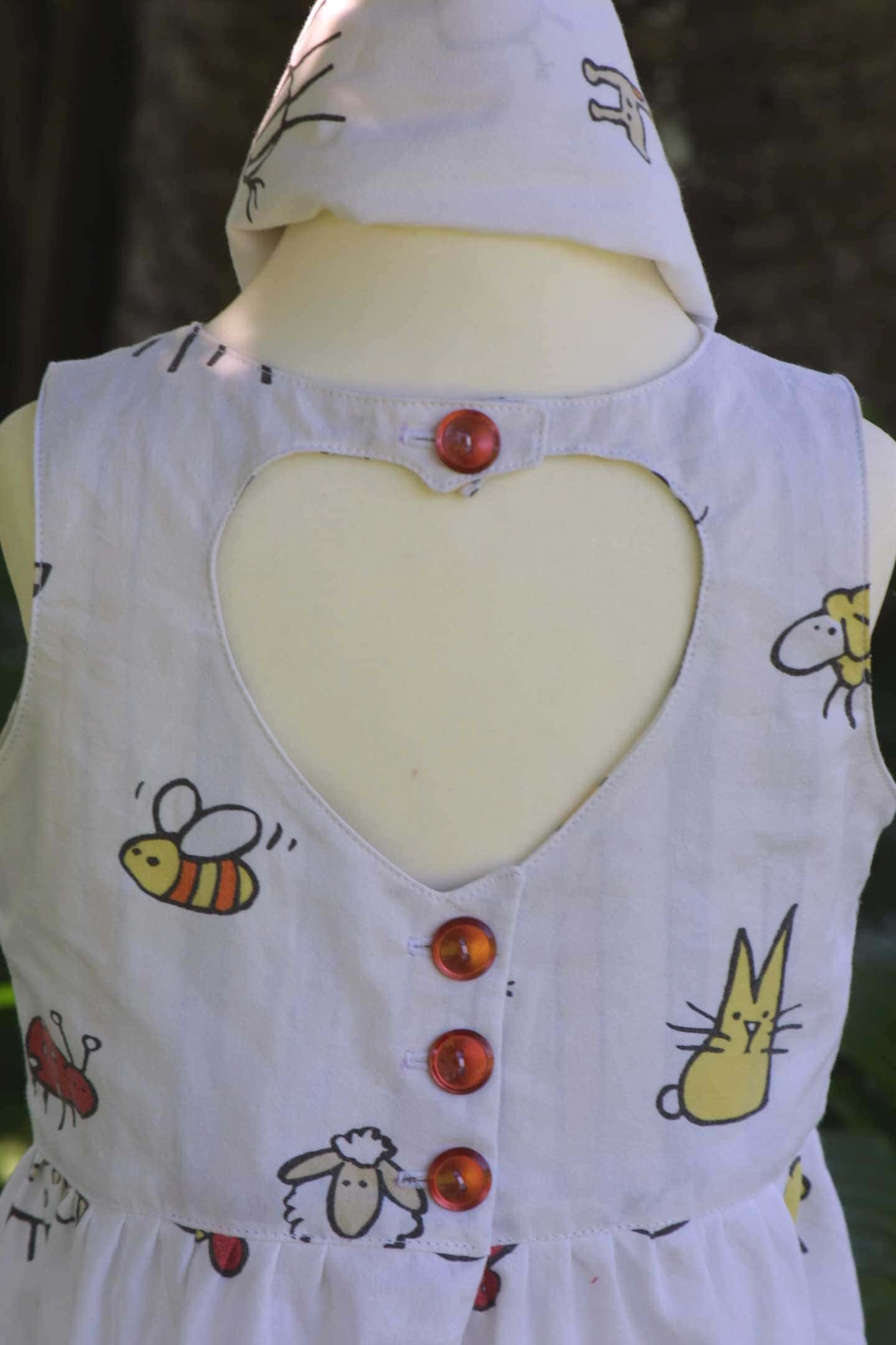 Rückenpartie Kinderkleid mit Herzausschnitt