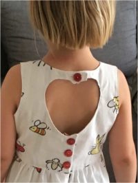 Rückenpartie Kinderkleid mit Herzausschnitt