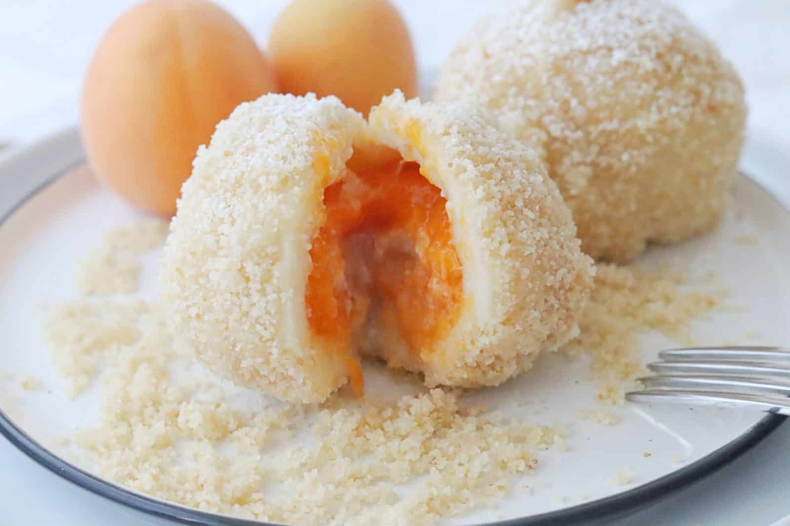 Marillenknödel mit Topfenteig