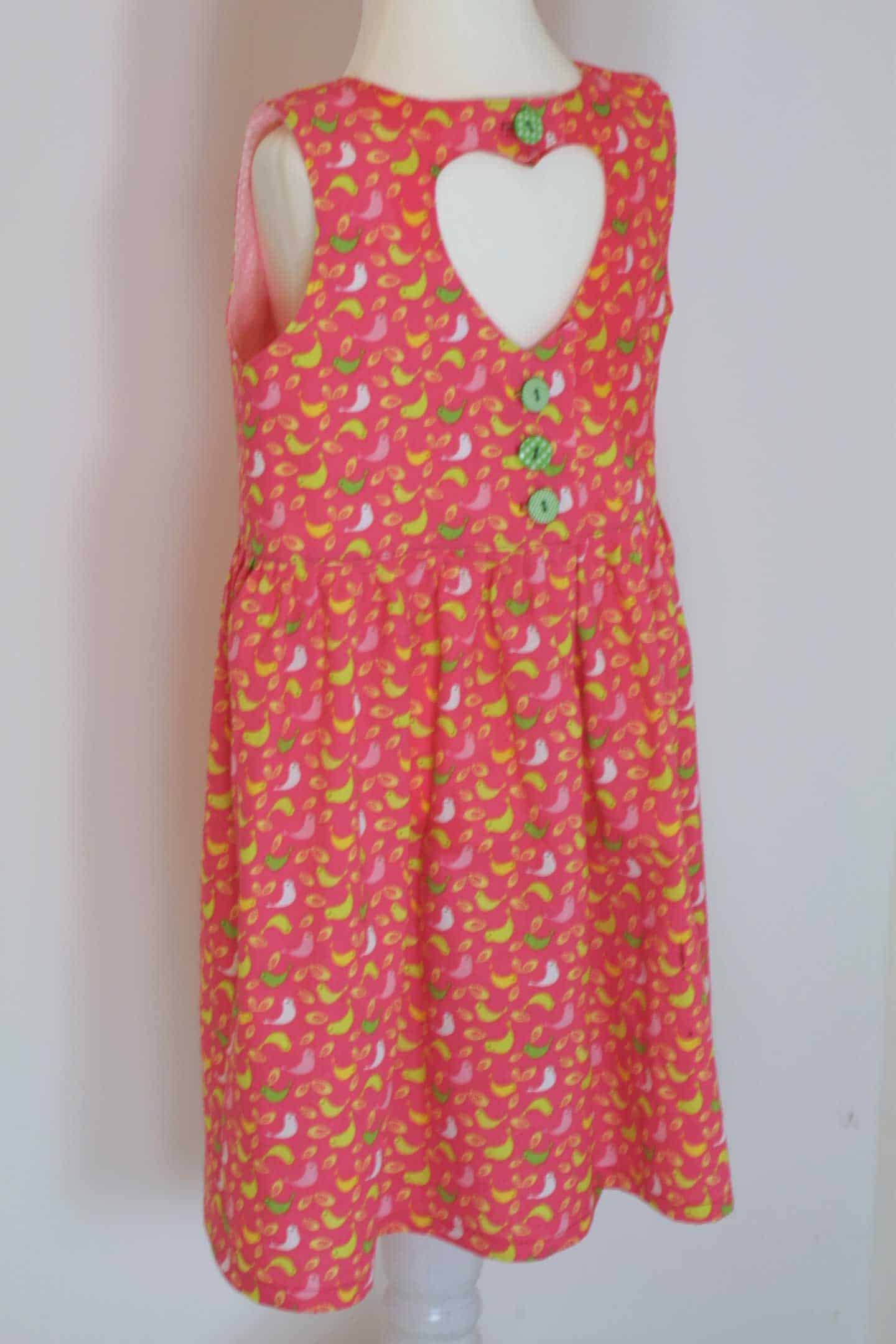 Rückenpartie Kinderkleid mit Herzausschnitt