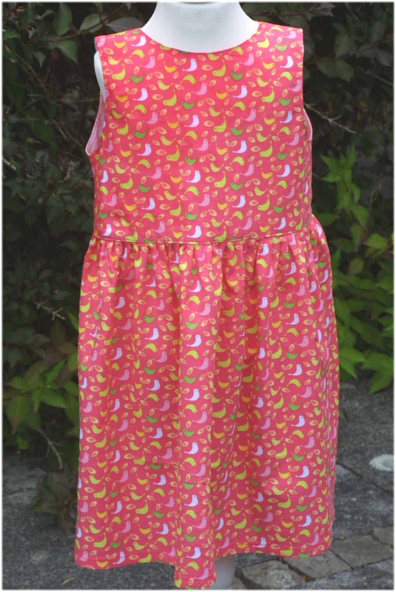 Rückenpartie Kinderkleid mit Herzausschnitt