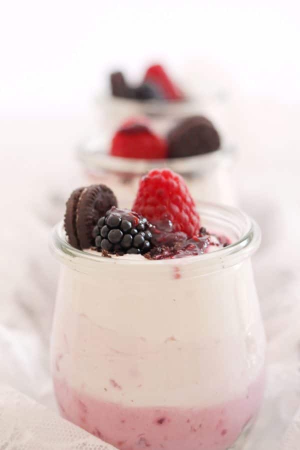 Ombre Dessert mit Himbeeren und Brombeeren