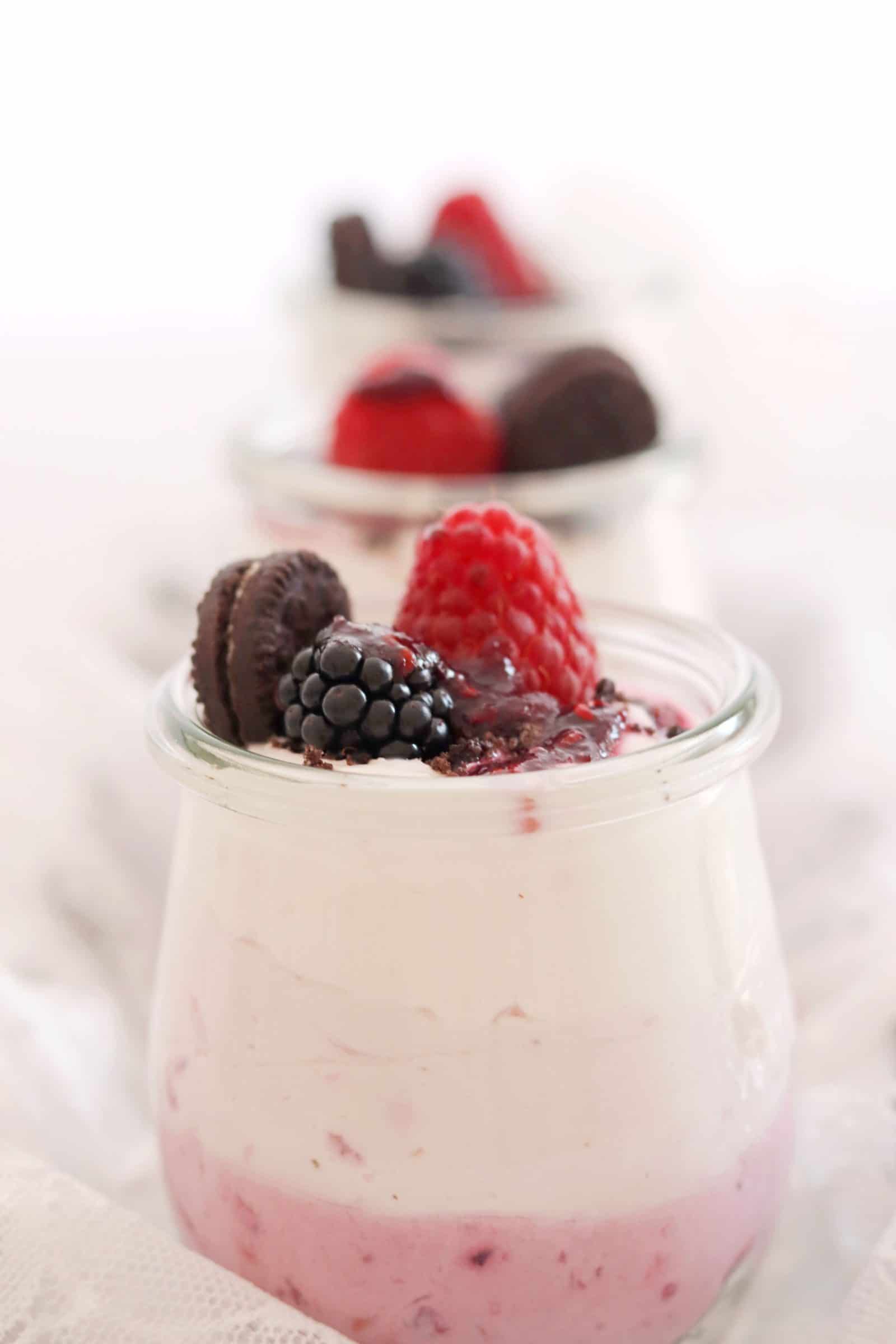 Ombre Dessert mit Himbeeren und Brombeeren