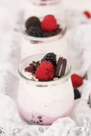 Ombre Dessert mit Himbeeren und Brombeeren
