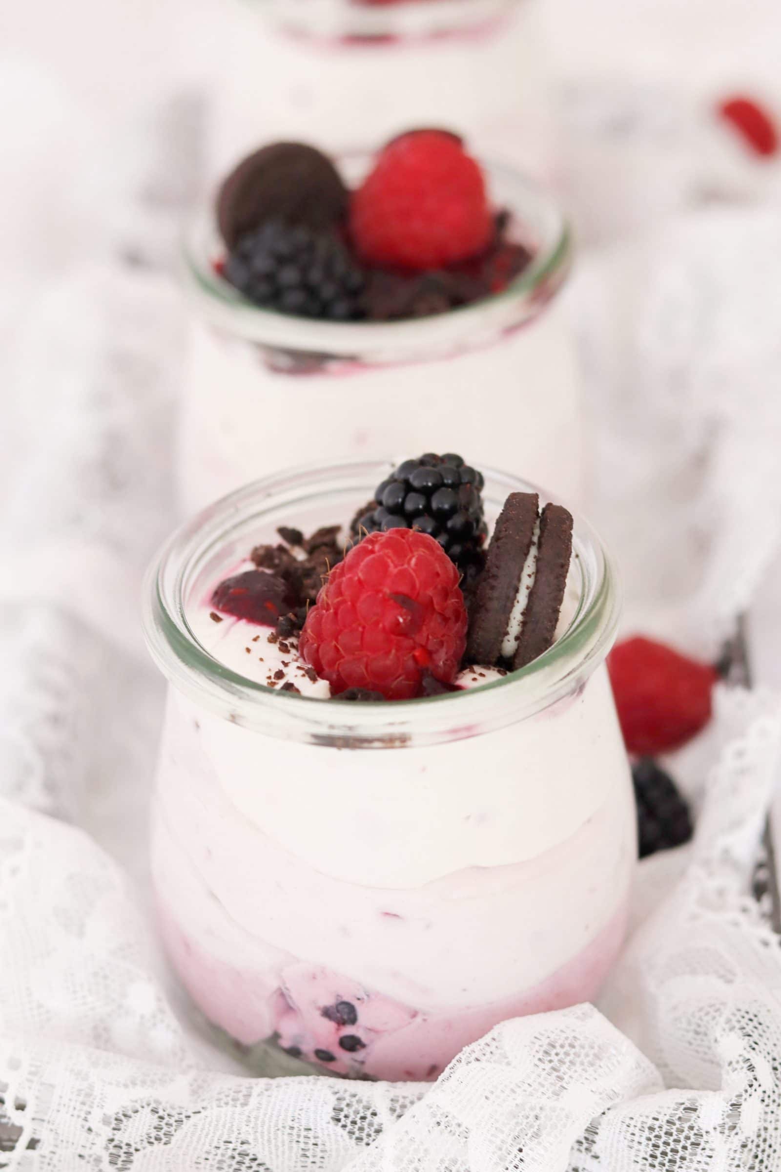 Ombre Dessert mit Himbeeren und Brombeeren