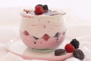 Ombre Dessert mit Himbeeren und Brombeeren