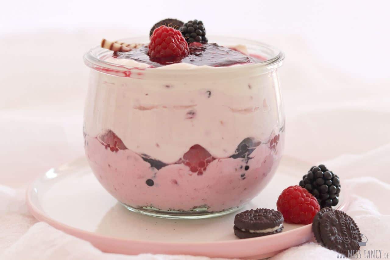 Ombre Dessert mit Himbeeren und Brombeeren