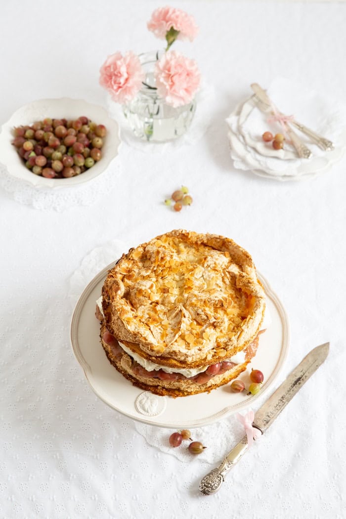 „STACHELBEERTORTE MIT MANDELBAISER!“