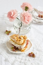 „STACHELBEERTORTE MIT MANDELBAISER!“