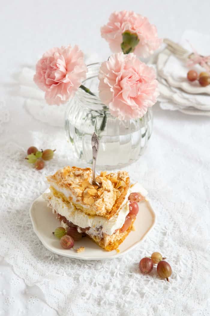 „STACHELBEERTORTE MIT MANDELBAISER!“