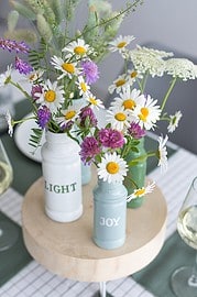 Upcycling: Sommervasen aus alten Gewürzgläsern