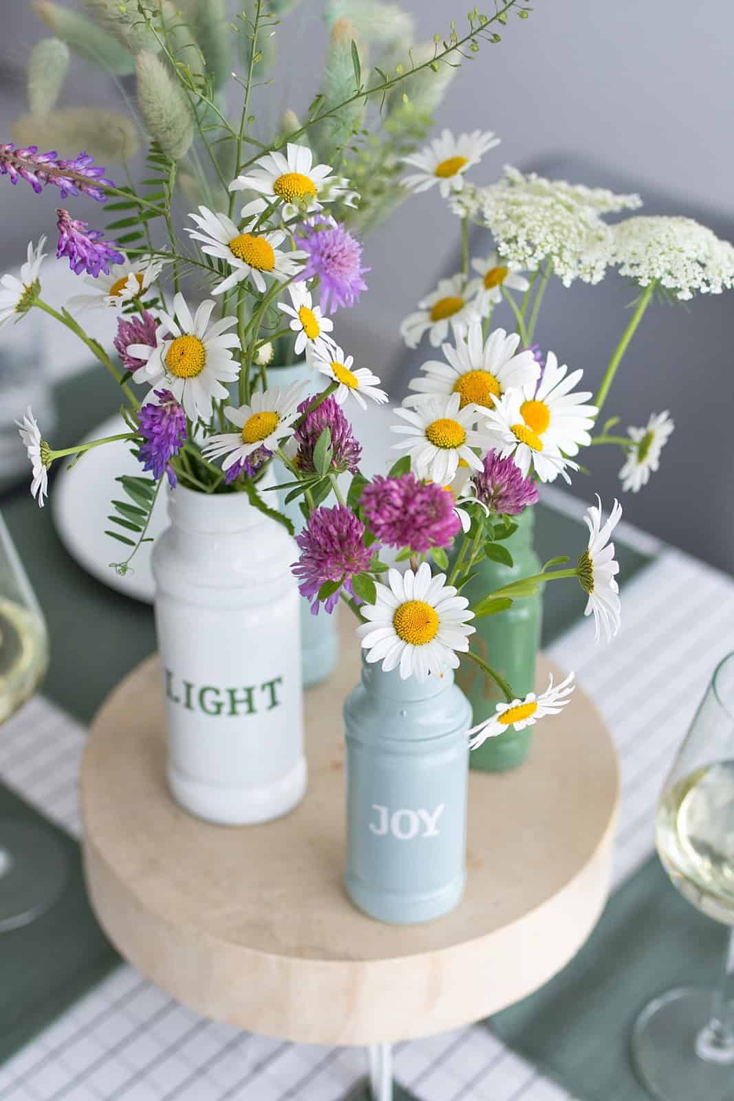 Upcycling: Sommervasen aus alten Gewürzgläsern