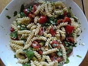 lauwarme One- Pot- Pasta mit Tomaten, Rucola und Pesto