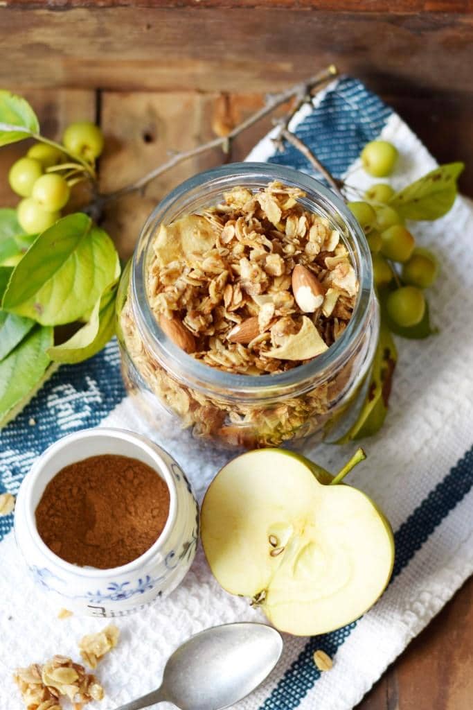 5 Minuten Knuspermüsli aus der Pfanne: leckeres Apfel-Zimt-Granola