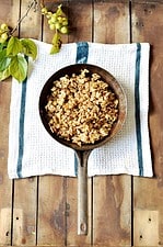5 Minuten Knuspermüsli aus der Pfanne: leckeres Apfel-Zimt-Granola