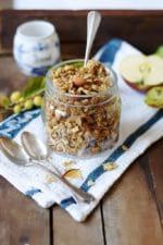 5 Minuten Knuspermüsli aus der Pfanne: leckeres Apfel-Zimt-Granola
