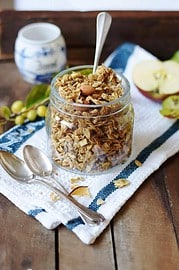 5 Minuten Knuspermüsli aus der Pfanne: leckeres Apfel-Zimt-Granola