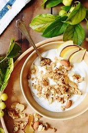 5 Minuten Knuspermüsli aus der Pfanne: leckeres Apfel-Zimt-Granola