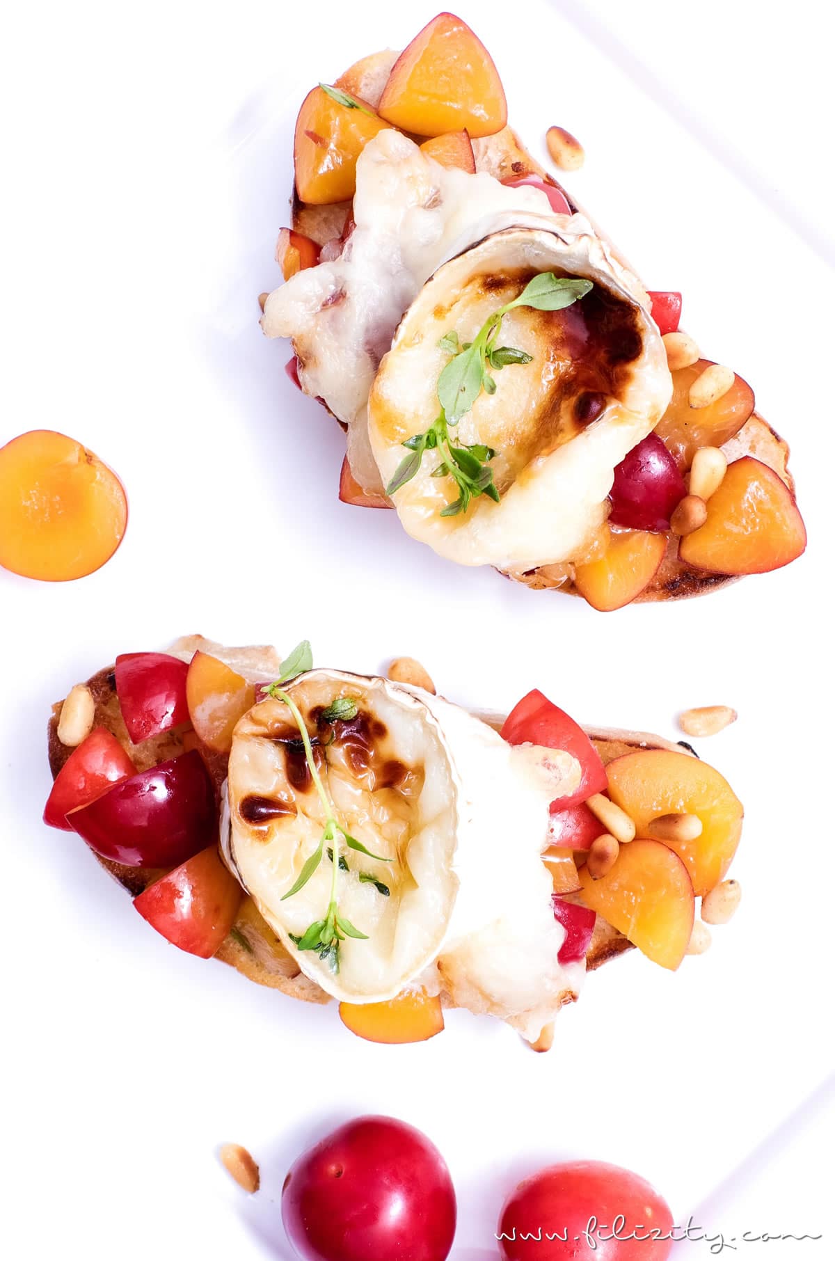 Mirabellen-Bruschetta mit gratiniertem Ziegenkäse