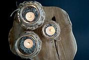 Makramee-Windlichter mit Kerzen, dekorative Beleuchtung für Garten und Terrasse, handgefertigt, rustikaler Holzuntergrund, gemütliche Atmosphäre, Handmade Kultur.