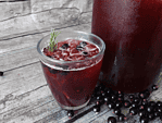 Limonade mit schwarzer Johannisbeere und Rosmarin