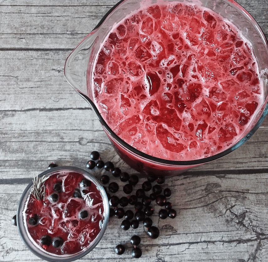 Limonade mit schwarzer Johannisbeere und Rosmarin