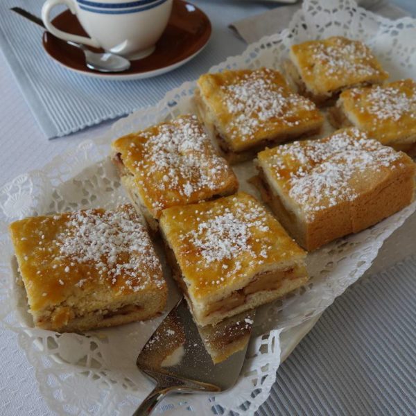 Apfelkuchen vom Blech mit Mürbeteig - Rezept