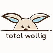 Logo von HANDMADE Kultur mit einem niedlichen, wolligen Hasen, der handgemachte Produkte und kreative Handwerkskunst repräsentiert.