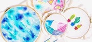 Bunte handgemachte Stickereien und Textilkunstwerke, die kreative und einzigartige Designs zeigen, ideal für DIY-Projekte und Dekorationen.