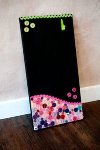 DIY Memoboard mit Tafelfarbe und Knöpfen