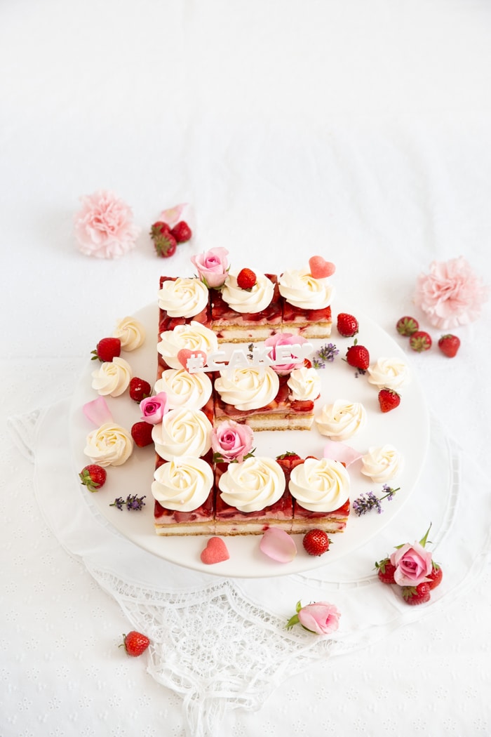 ERDBEER-JOGHURT-KUCHEN!“ [LETTERCAKE]